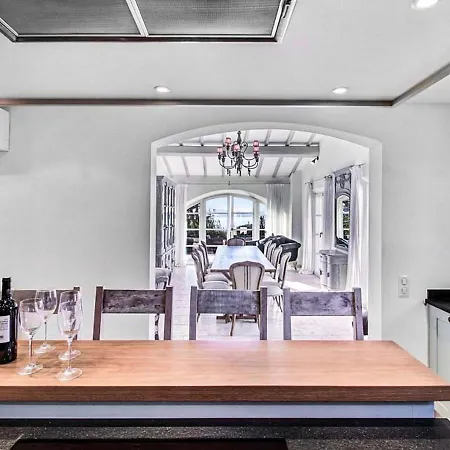 Bayer Stylish Open-plan Living-dining 아파트 수티반