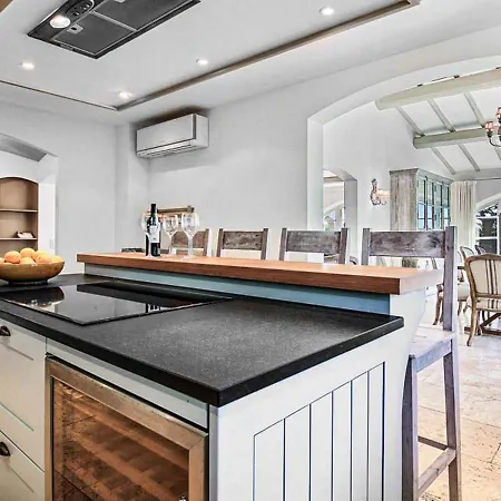 Bayer Stylish Open-plan Living-dining 아파트 수티반